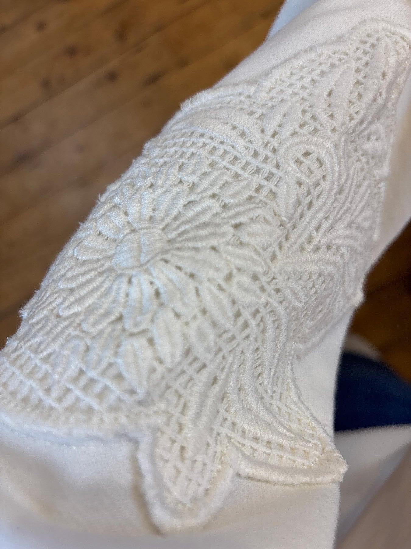 WHITE EMBROIDED SLEEVE SWEATSHIRT